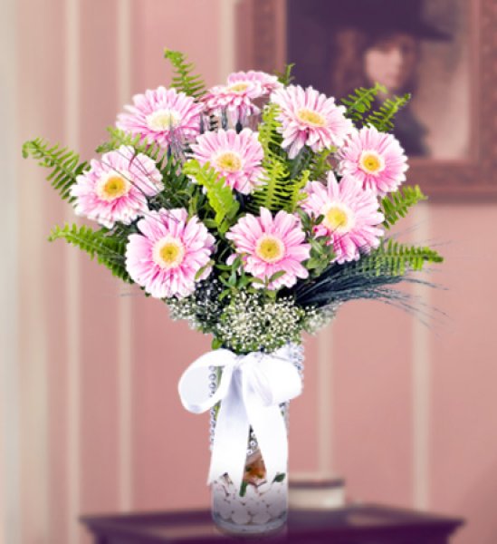 ピンクガーベラ9本 花器付き ヨーロッパ ポーランド 海外にお花のプレゼントを送るならラスティンググリーン